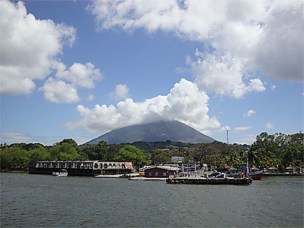 Le port de Moyogalpa et le volcan Concepción