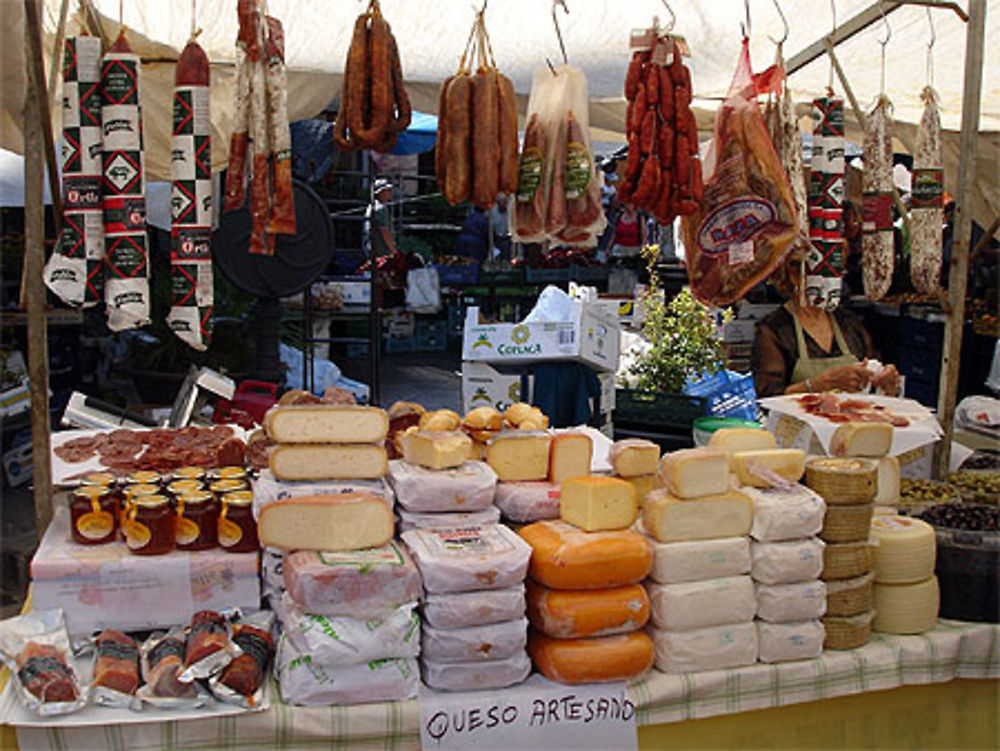 Saucissons & fromages au marché de Sineu