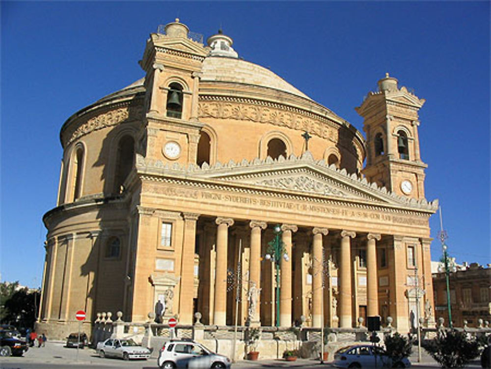 Eglise paroissiale dédiée à la Vierge