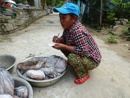 Vente de la pêche du jour à Hội An