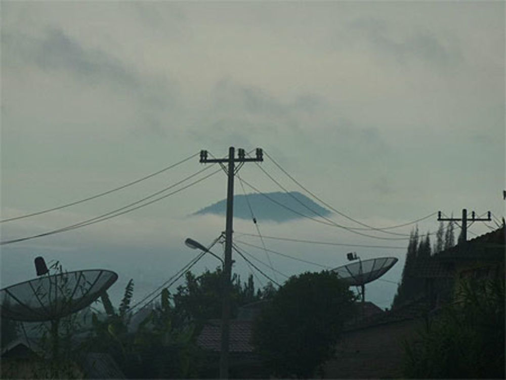 Volcan dans la brume