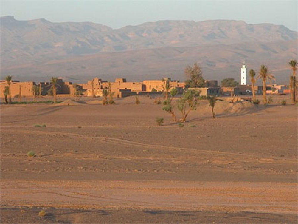 Le beau village de Boudib dans le désert