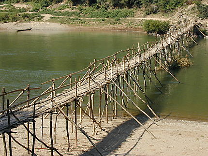 Pont de bambous à Na Pho