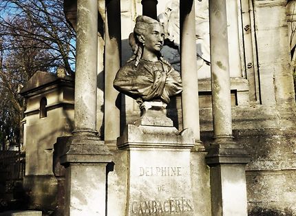 Tombe monument de Delphine de Cambacérès