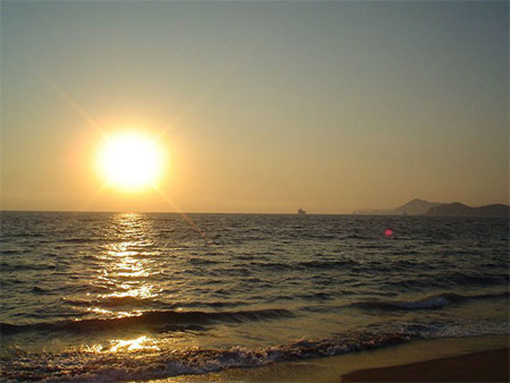 Bateau sur la mer au soleil couchant