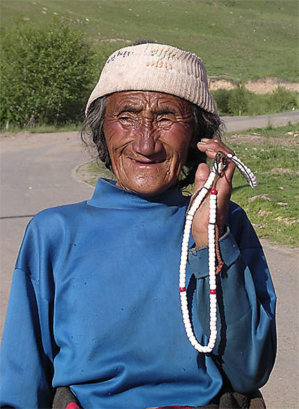 Femme se rendant en pèlerinage au monastère de Labrang