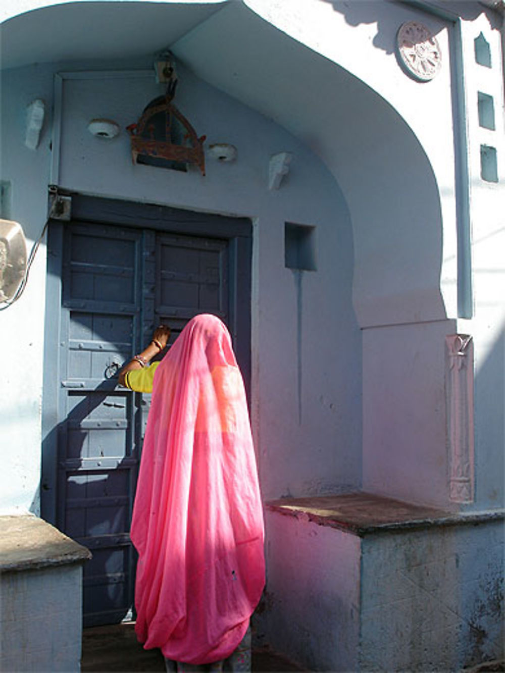 Femme devant sa porte