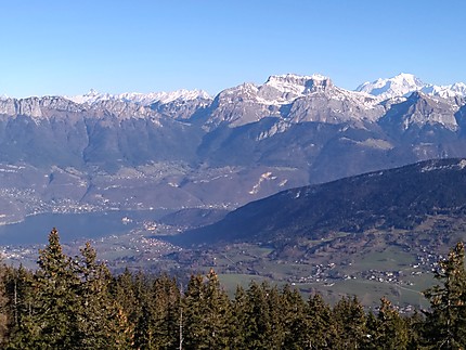 Chaine des Alpes et Lac d'Annecy
