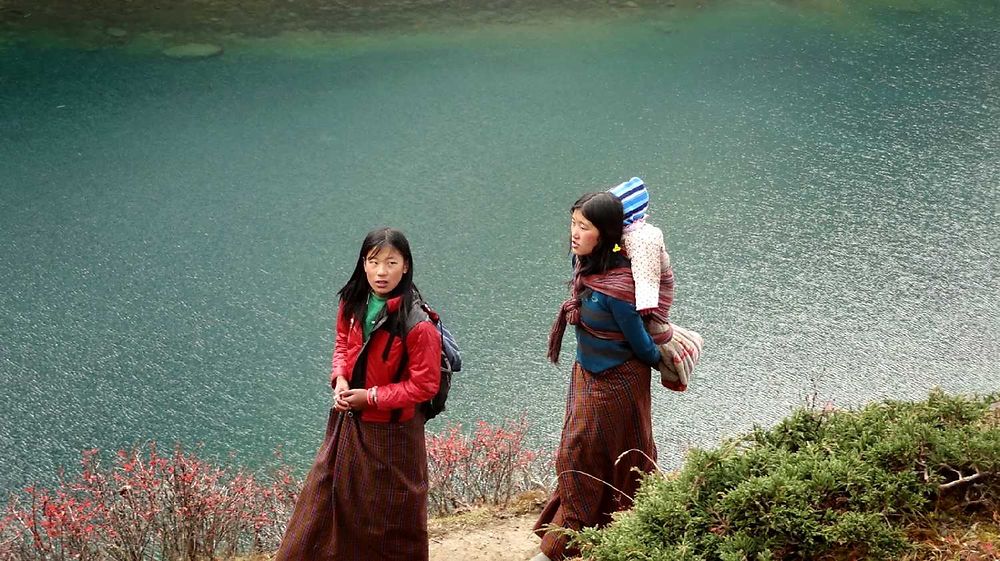 Le long d'un lac en montagne