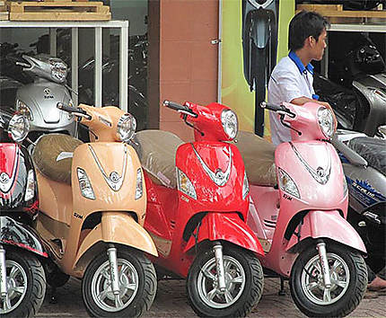 Vente de scooters à Saïgon