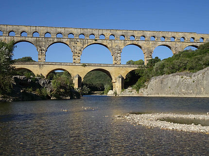 Acqueduc emblématique (Pont du Gard)