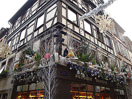Magnifiques décorations de Noël sur les façades des maisons