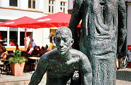 Une sculpture en bronze