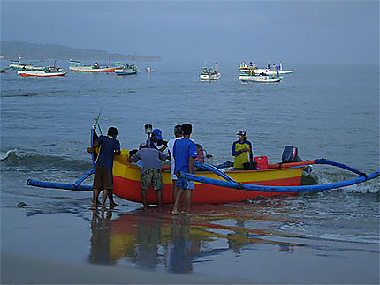 Retour de pêche au petit matin sur la plage de Jimbaran
