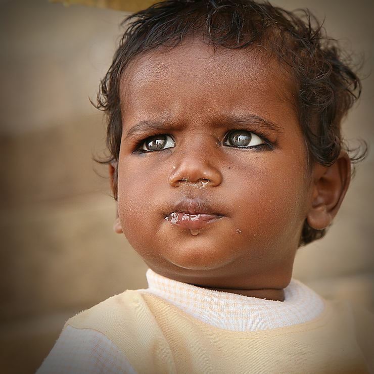 Enfant sur les bords du Gange à Bénarès