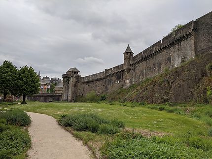Promenade le long du château de Fougères