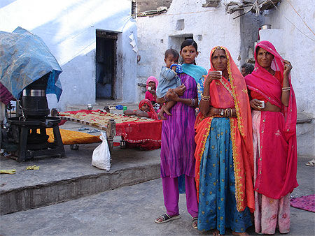 Famille indienne dans la cour intérieure de leur maison