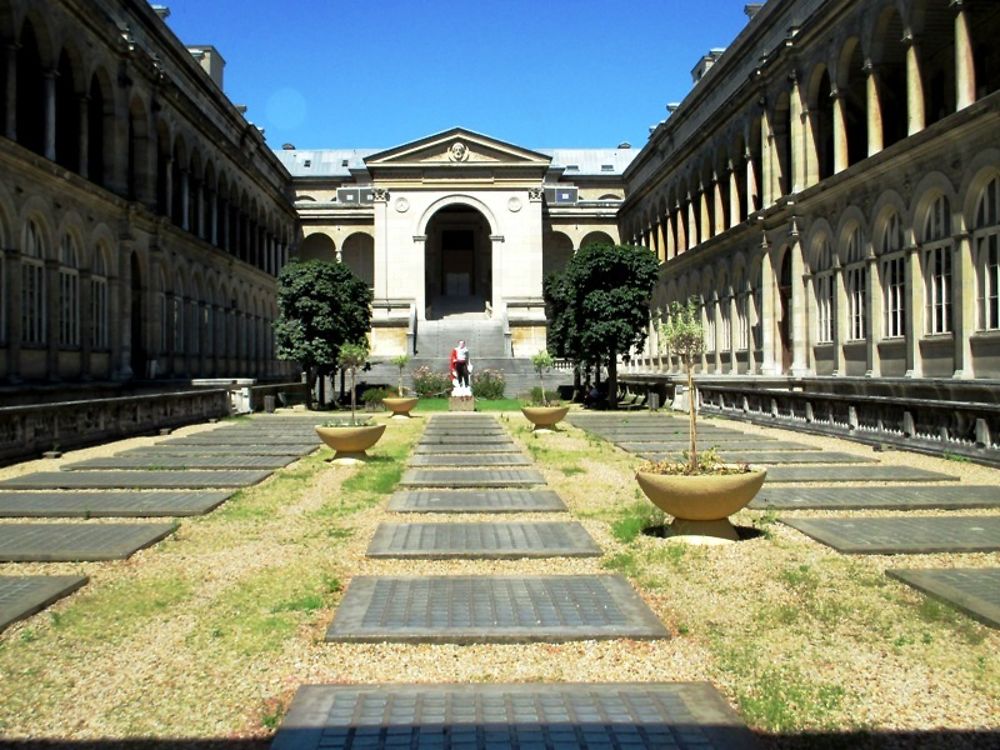 Au fond, la chapelle de l’Hôtel-Dieu