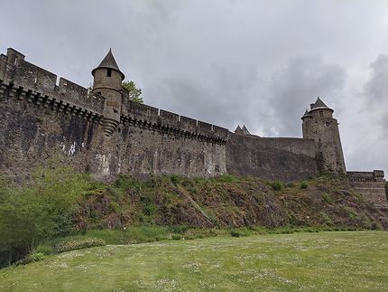 Remparts impressionnants Château de Fougères