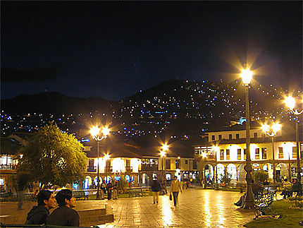 Scène de nuit sur la place centrale de Cuzco