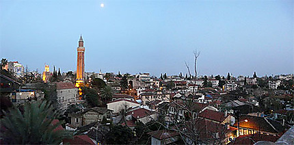 Vieille ville d'Antalya au crépuscule