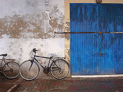 Vélos et porte bleu