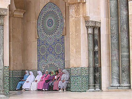 Discussion au pied de la mosquée