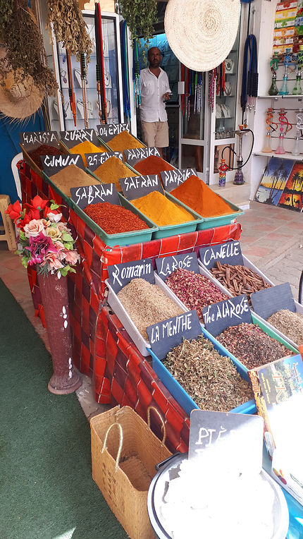 Épices du monde au souk de Djerba