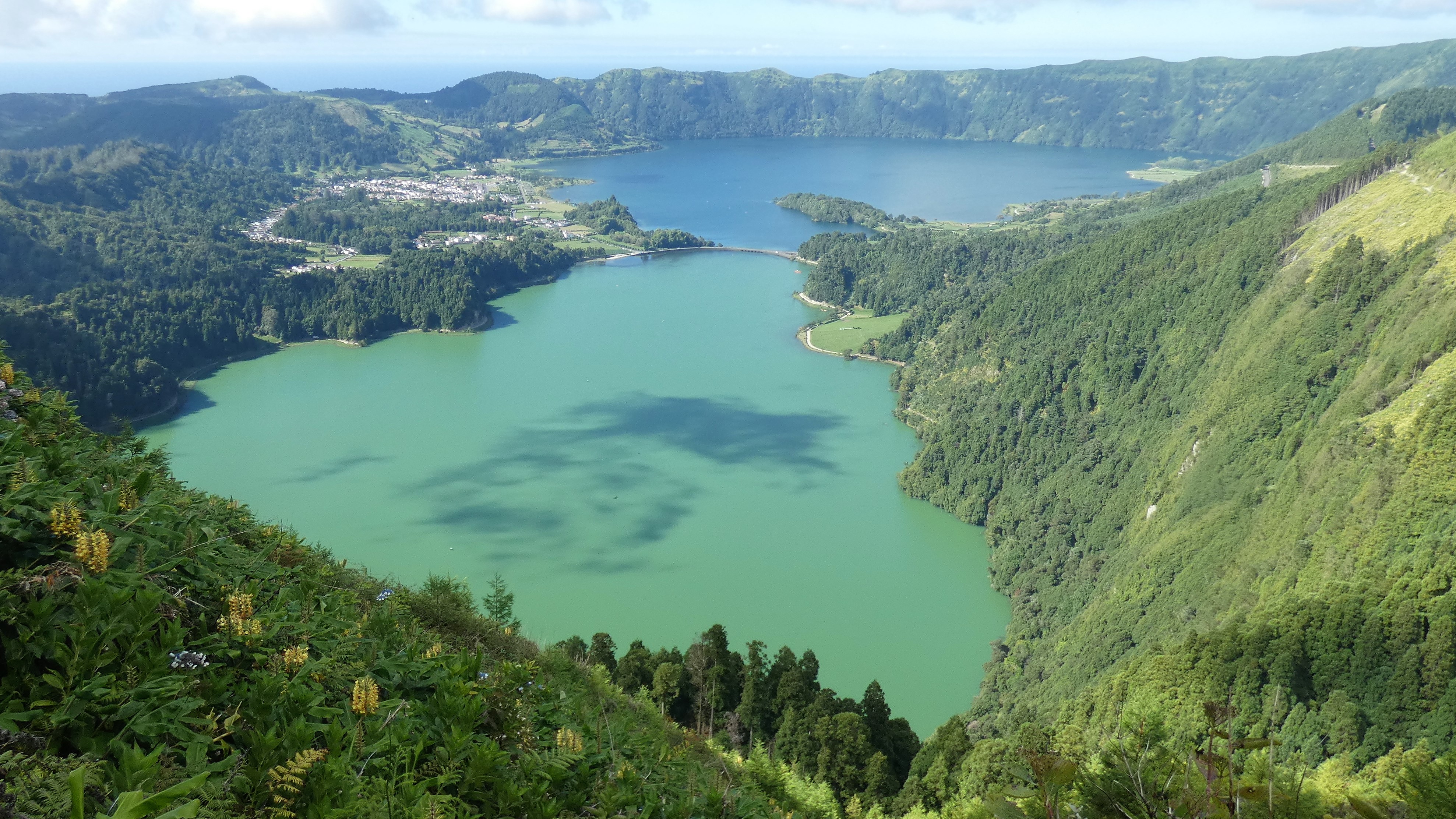 Le lagoa Verde est au premier plan Le lagoa Verde est au premier plan