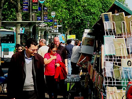 Touristes étrangers et bouquinistes