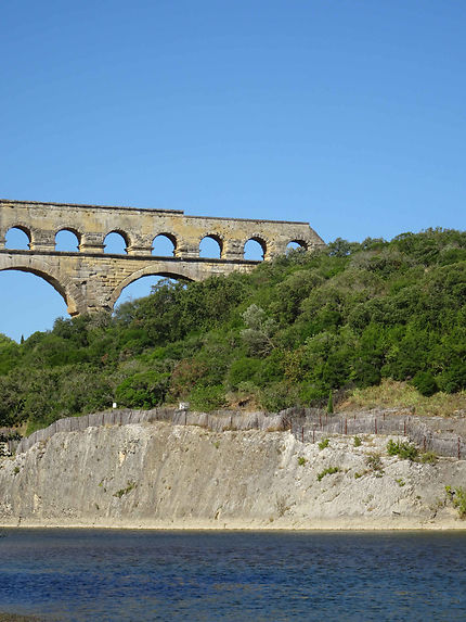 Arches du Pont du Gard et rivière