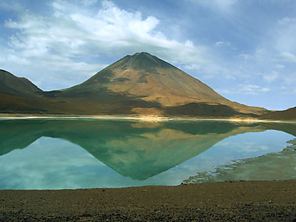 Reflets du volcan Licancabur dans la Laguna Verde