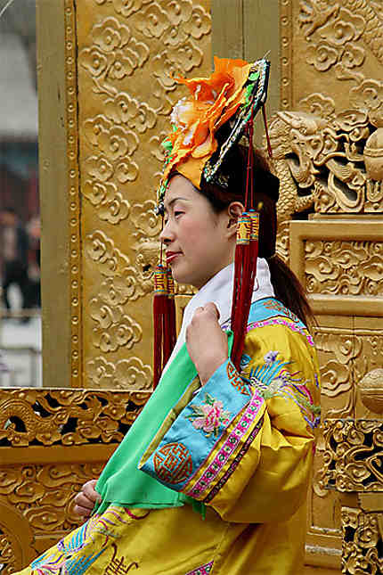 Chinoise revêtant l'habit traditionnel