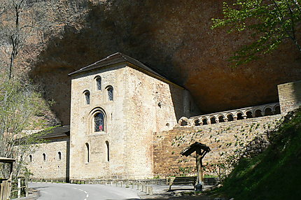 Monastère de la Pena sous son rocher