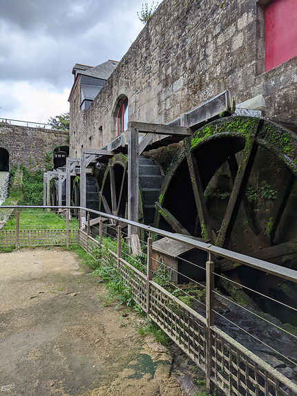 Roues de l'ancien moulin du Château de Fougères