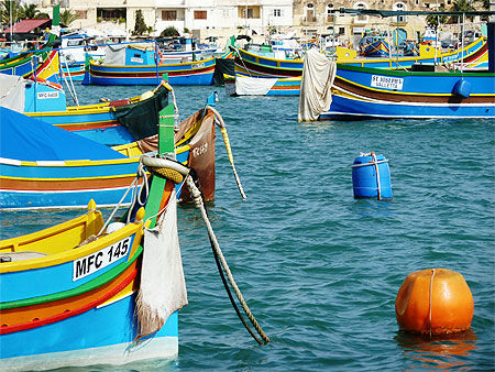 Barques maltaises multicolores