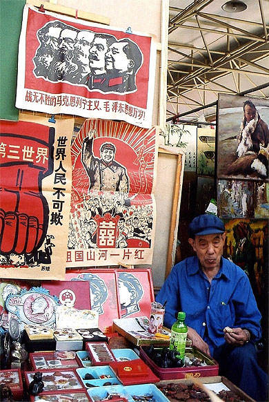 Un stand au marché aux puces de Panjiayuan Un stand au marché aux puces de Panjiayuan