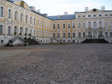 CHATEAU DE RUNDALE CHATEAU DE RUNDALE
