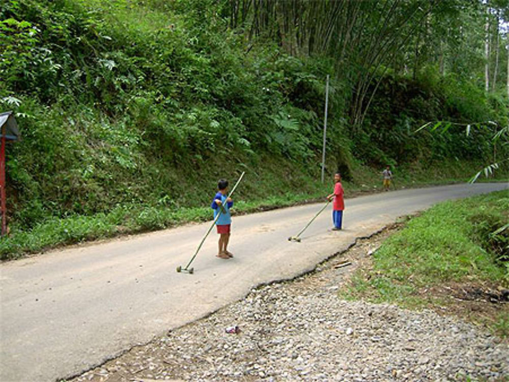 Jeux d'enfants sur une route de montagne vers Batutumonga