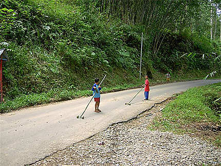 Jeux d'enfants sur une route de montagne vers Batutumonga