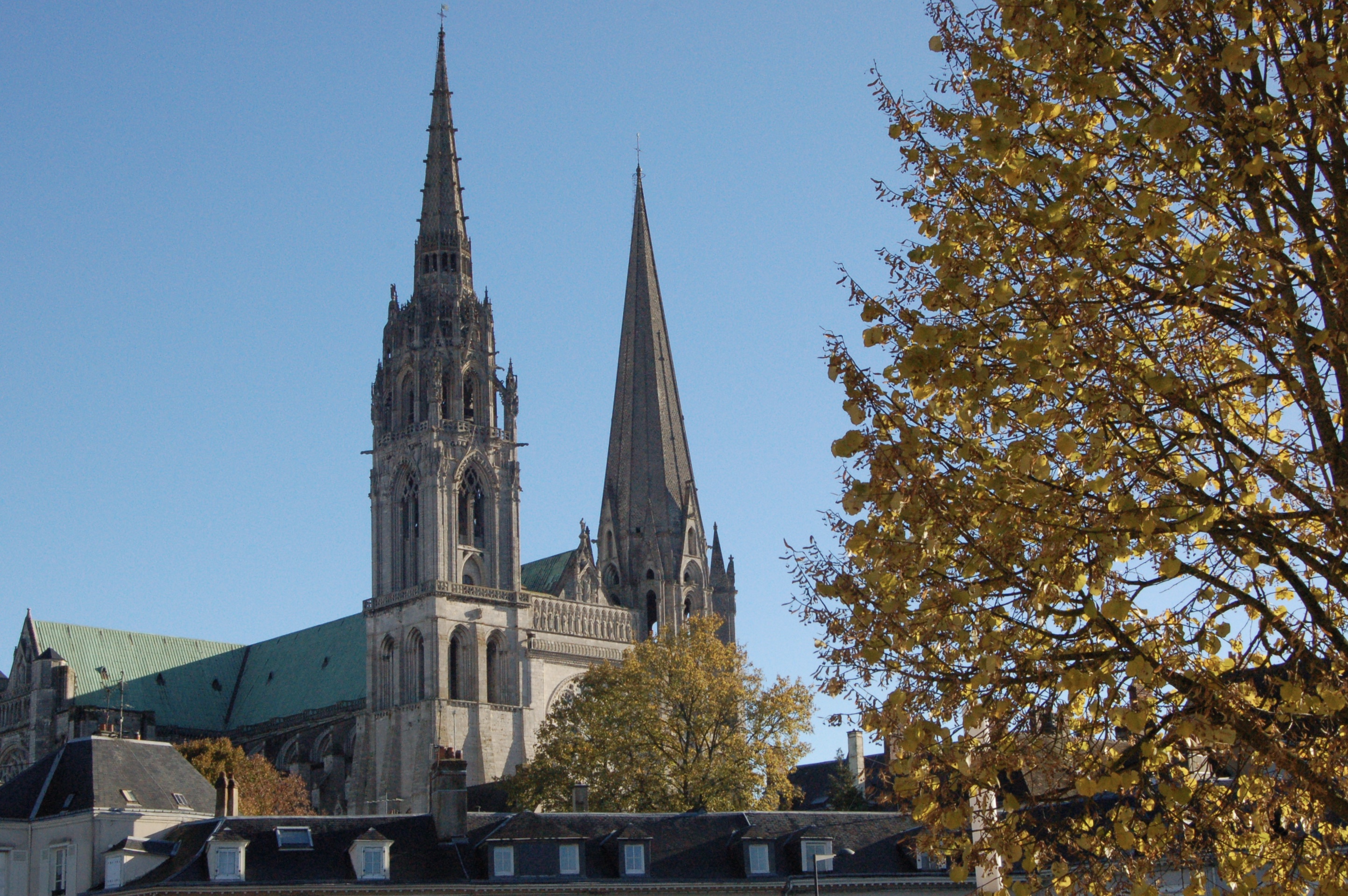 La cathédrale de Chartres, en automne : Eglise ...