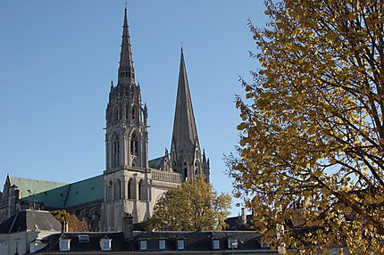 La cathédrale de Chartres, en automne