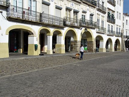 Praça do Giraldo, place à arcades à Evora 