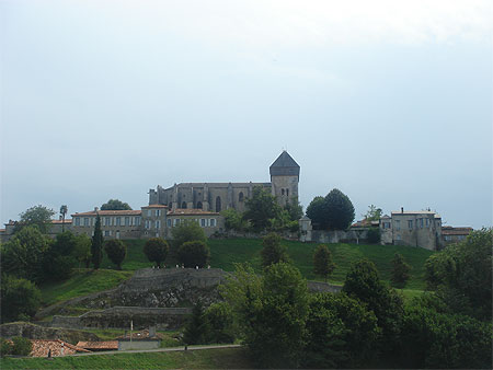 Le village et son église Le village et son église