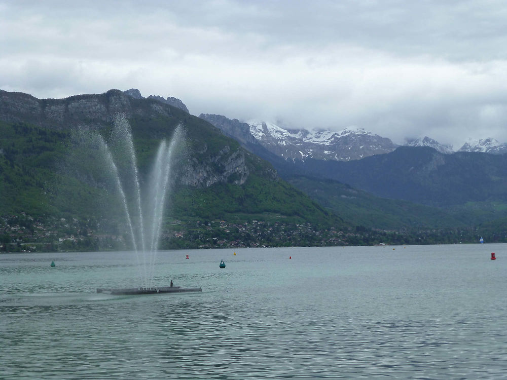 Jet d'eau sur le lac