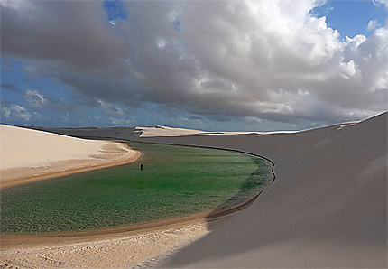 Lagune émeraude dans les dunes blanches