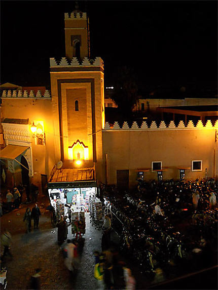 Mosquée de nuit sur la place Jemaa el-Fna