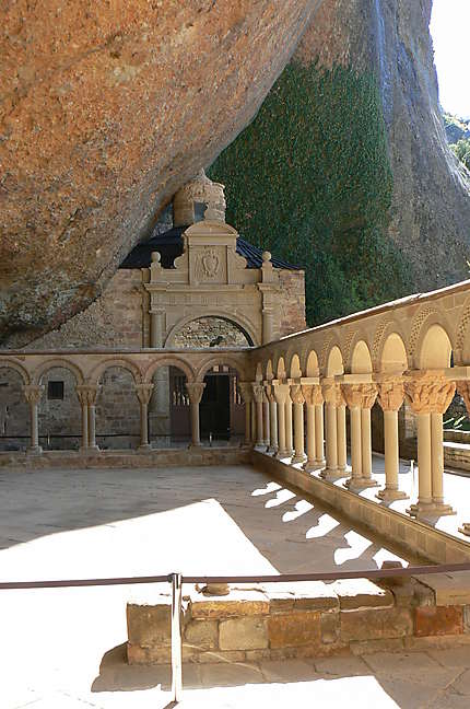 Vue intérieure du vieux monastère de la pena