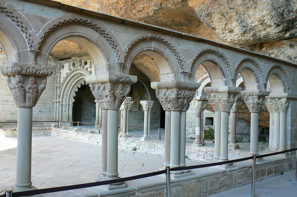 Cour intérieure du vieux monastère de la Pena