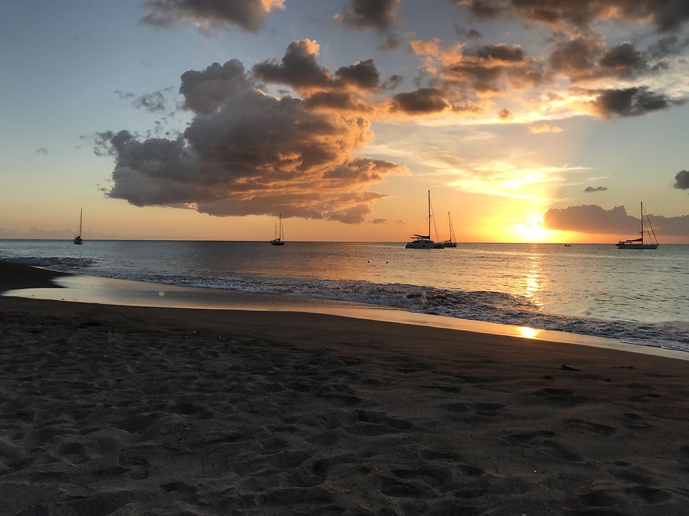 Rougeoyant coucher de soleil en Martinique